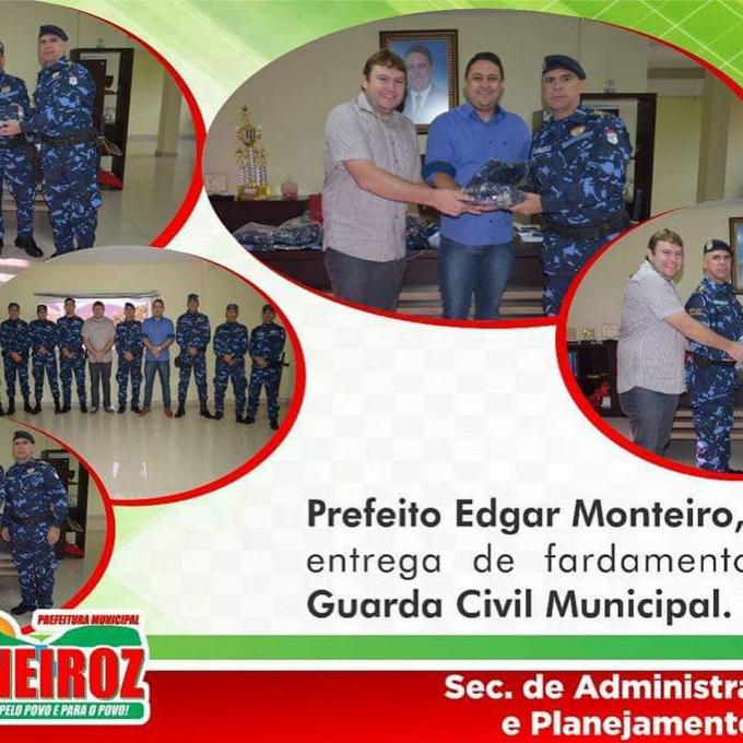 O Prefeito Edgar Monteiro realiza a entrega de uma nova viatura par a Equipe da Guarda Municipal de Arneiroz