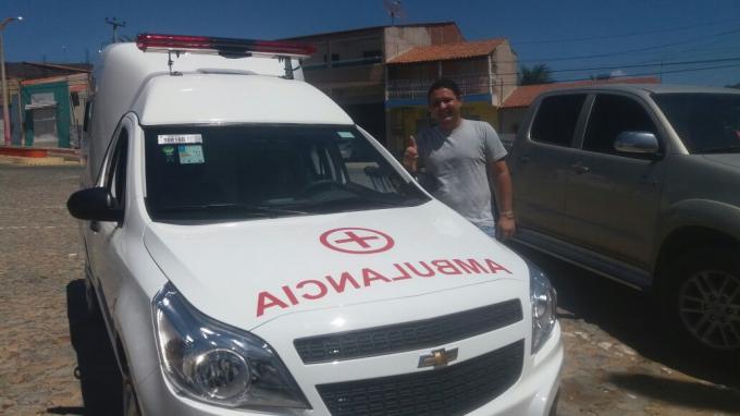 Prefeito Edgar Monteiro adquire nova ambulância para o Município de Arneiroz 